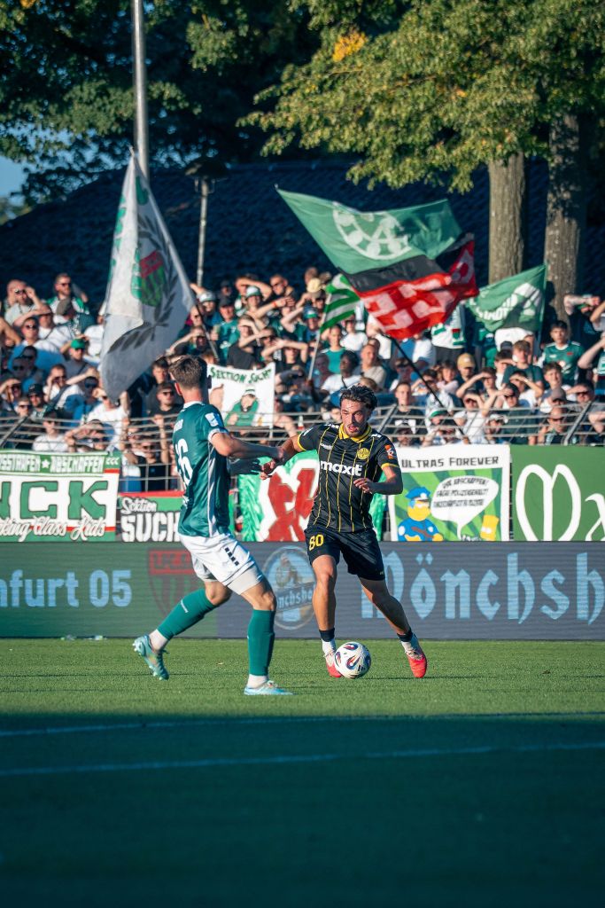 Erijon Shaqiri im Dribbling gegen einen Schweinfurter Verteidiger