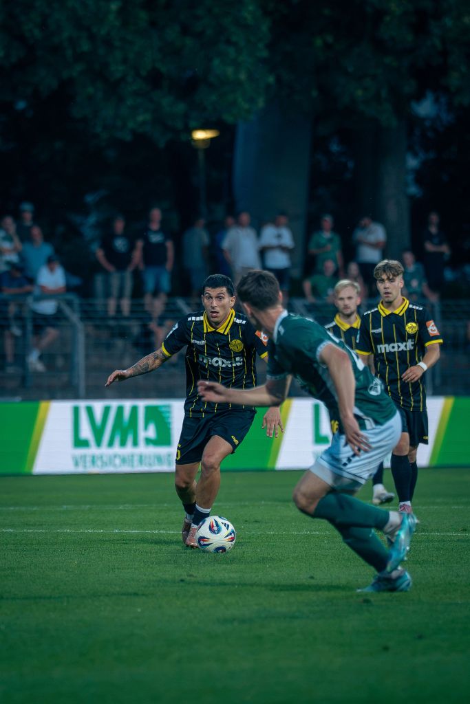 Denis Latifovic am Ball gegen Schweinfurt