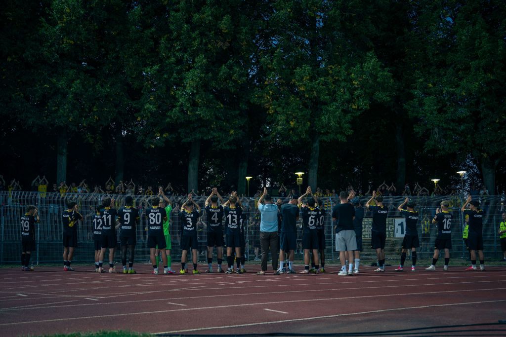 Mannschaft vor der Bayreuther Fankurve in Schweinfurt