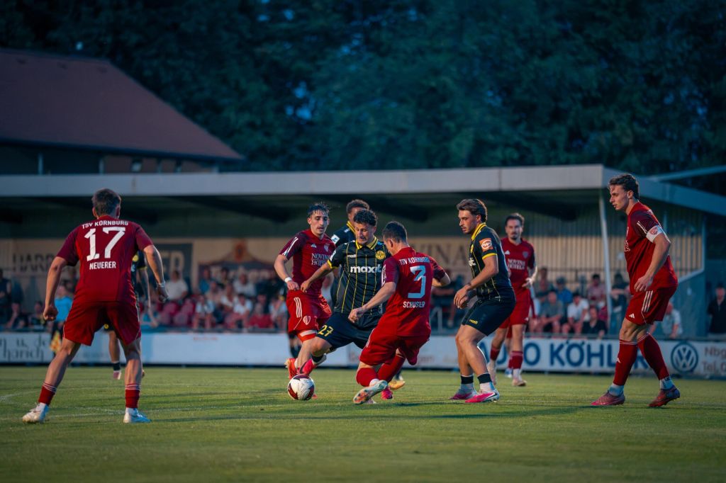 Florian Markert umzingelt von den Spielern des TSV Kornburg