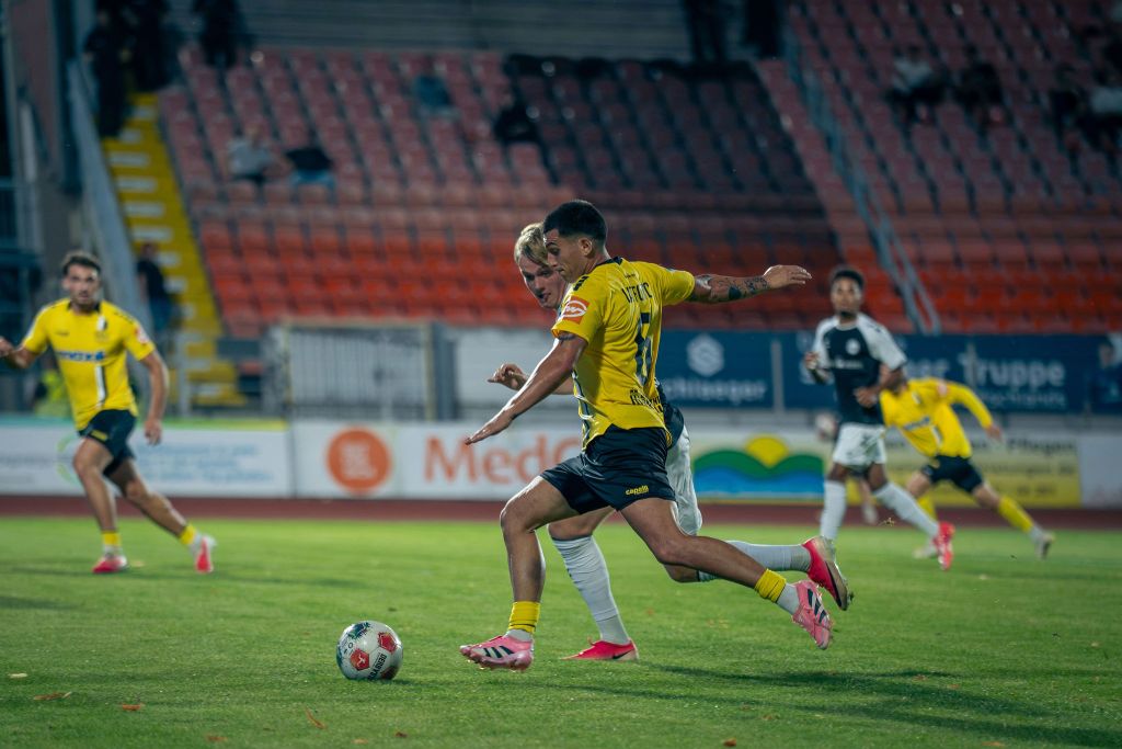 Denis Latifovic im Spiel gegen den SV Wacker Burghausen