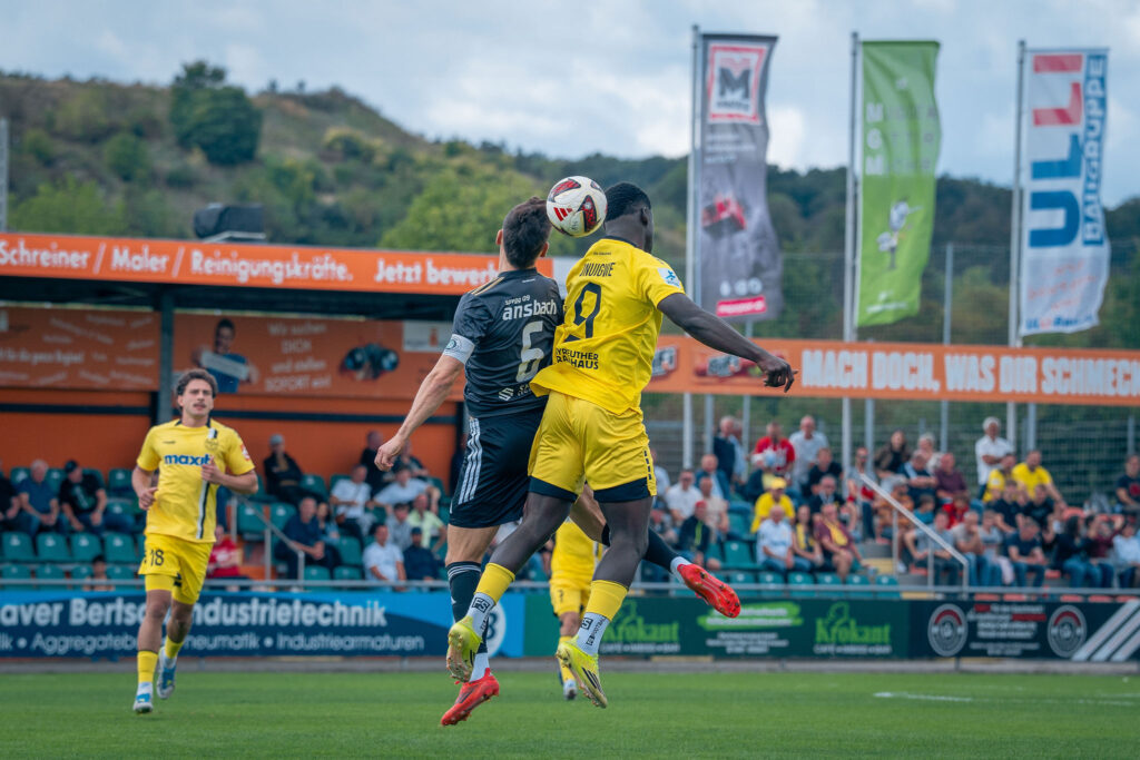 Kelvin Onuigwe im Kopfballduell mit einem Ansbacher Spieler