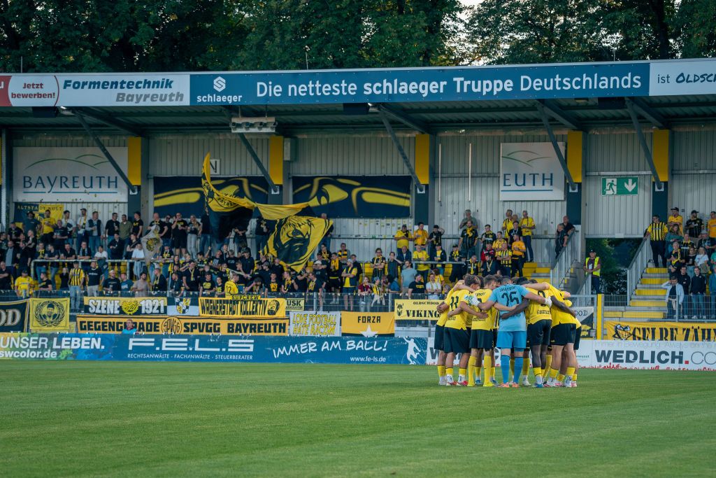 Mannschaftskreis vor dem Biest