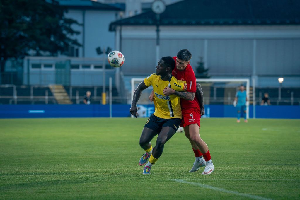 Kelvin Onuigwe im Zweikampf mit einem Aubstädter Verteidiger