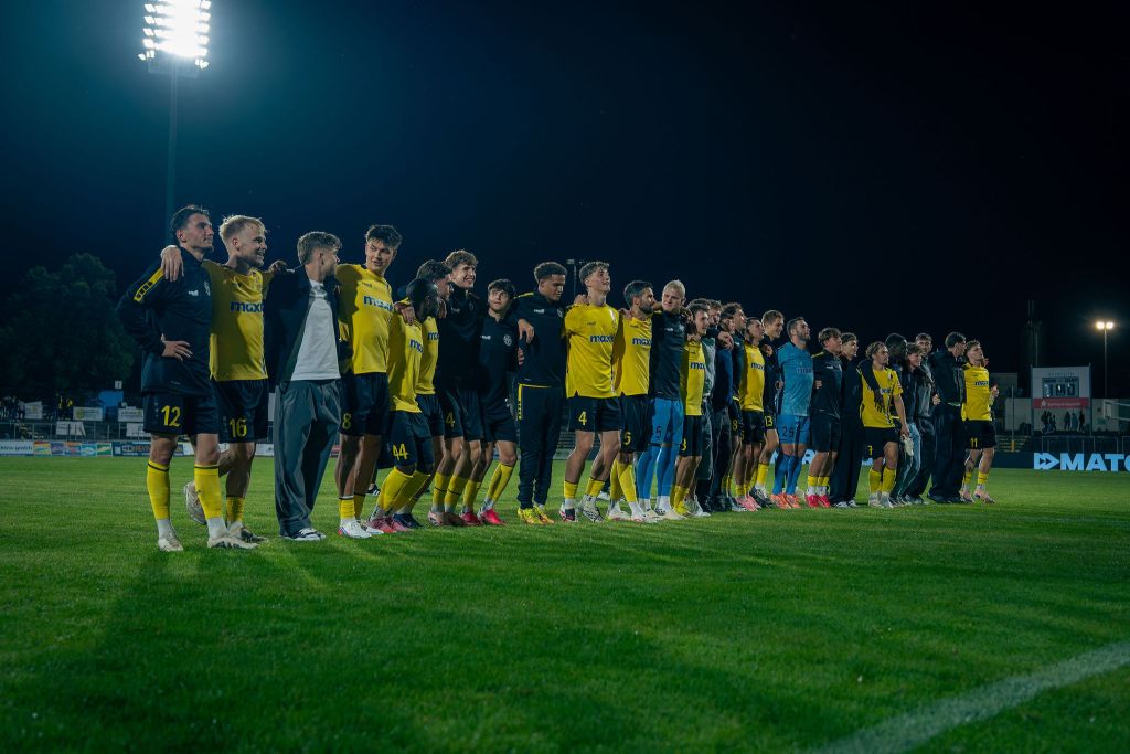 Die Mannschaft der SpVgg Bayreuth feiert nach dem Erfolg gegen den TSV Aubstadt