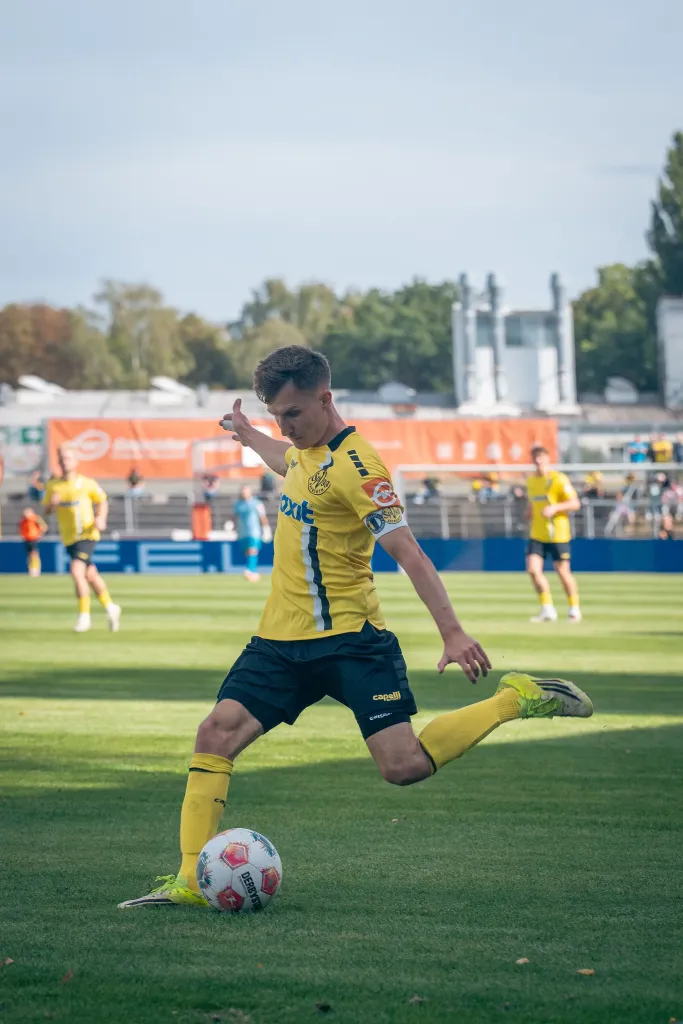 Dennis Lippert beim Flanken