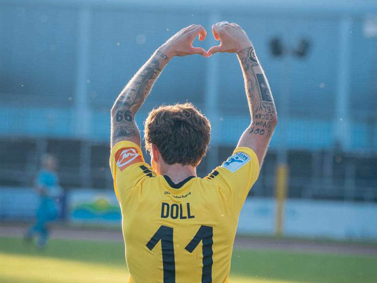 Niklas Doll mit einer Herz-Geste